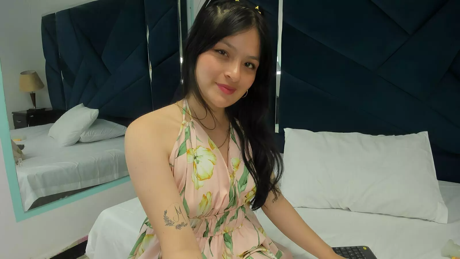 LucyFlor's Live Nude Chat