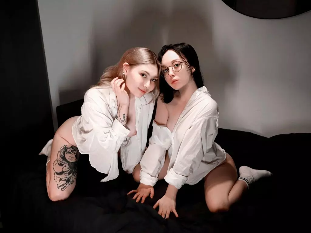 MollyAndHolly's Live Nude Chat