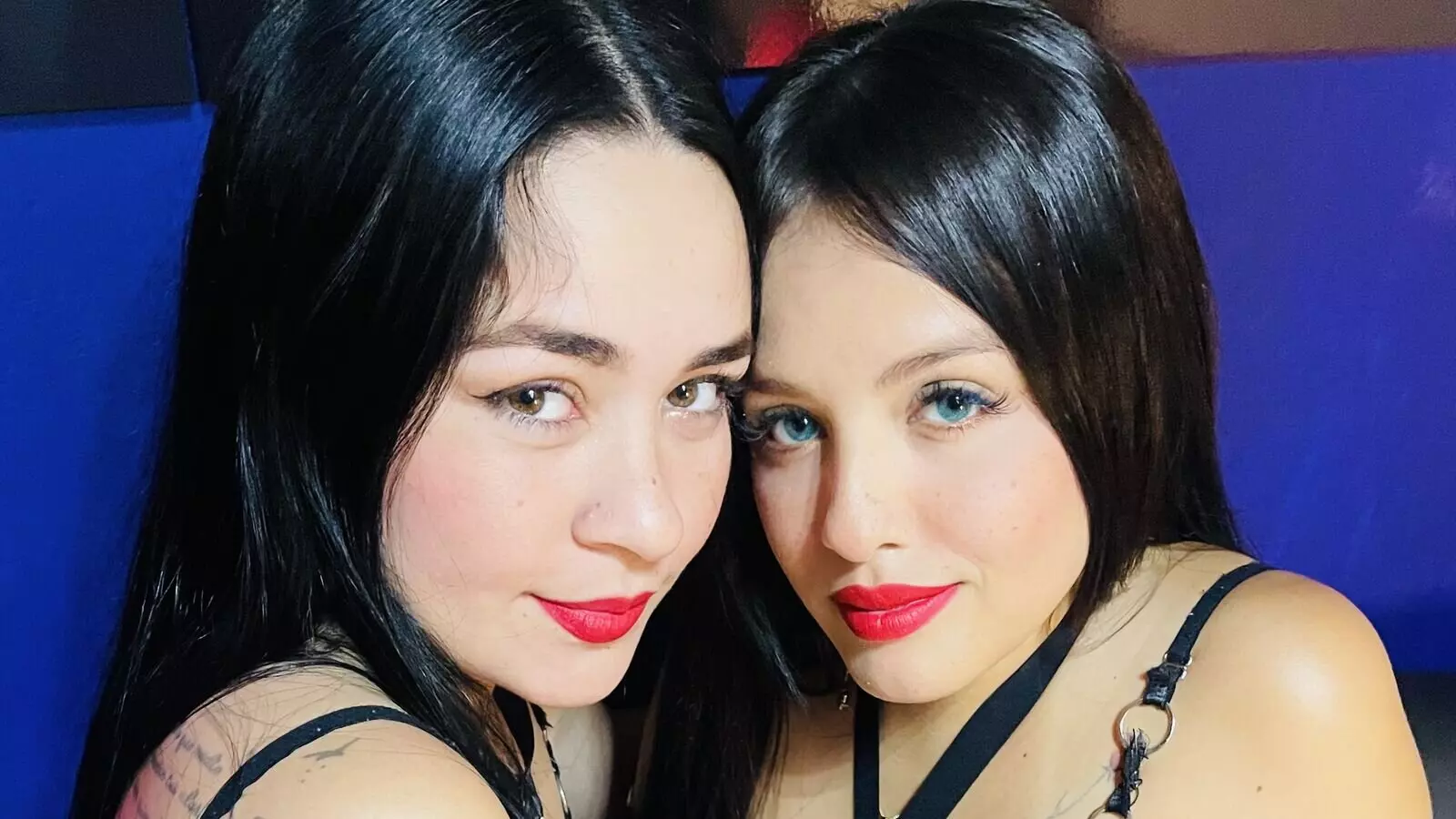 NicoleandAlessa's Live Nude Chat