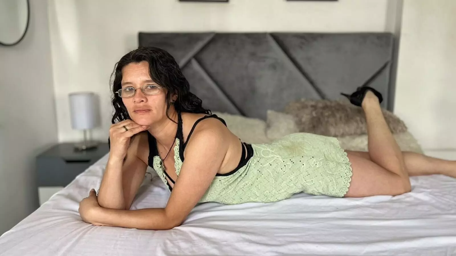 SereneDelmar's Live Nude Chat